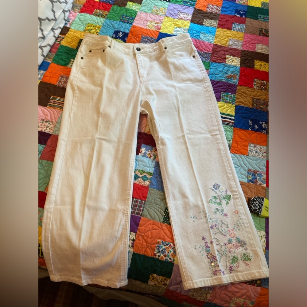 Capris, White, front & back pockets, zipper front, w/ Embroidery & beaded, Sz 12